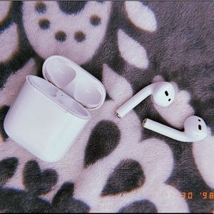 1st Generation Apple Airpods